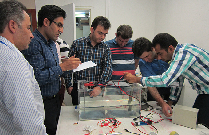 Students measuring polarisation potentials in a cl