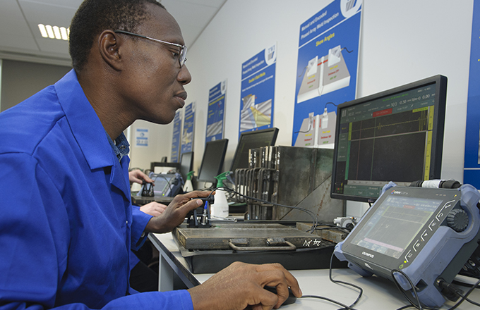 Student setting up a TOFD scan using an Omniscan S